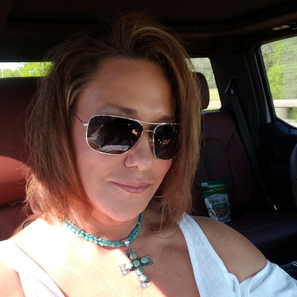 Profile Picture of Debbie Thornton (@dadd) on Poshmark