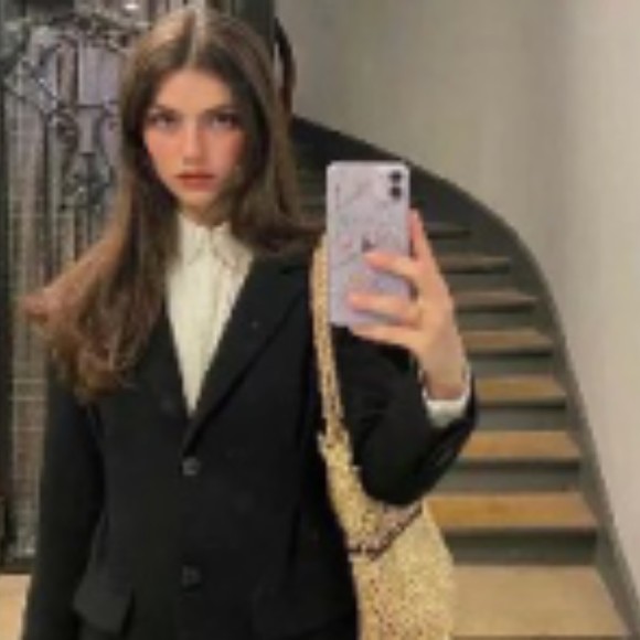 Profile Picture of Madeline James (@madeliiy193) on Poshmark