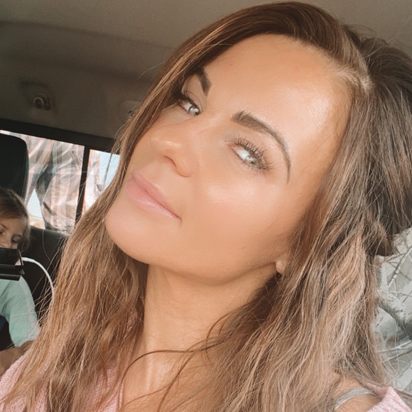 Profile Picture of Carolyn Keltgen (@carolynannn) on Poshmark