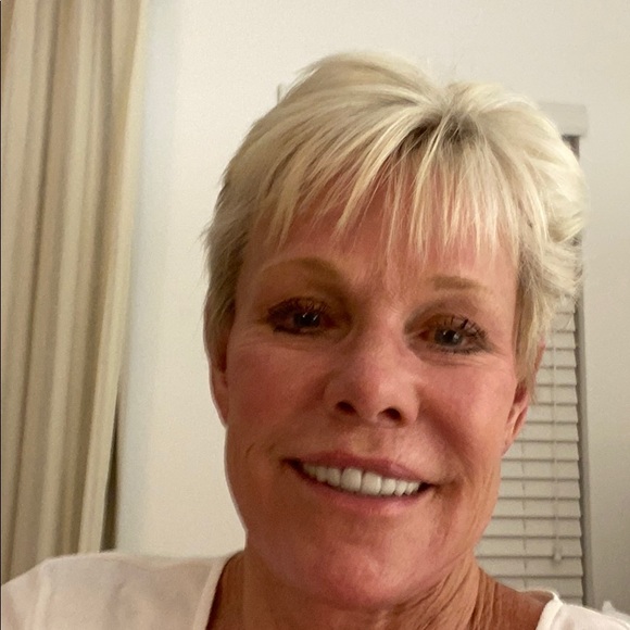 Profile Picture of Valeri Huxley (@vhuxley) on Poshmark