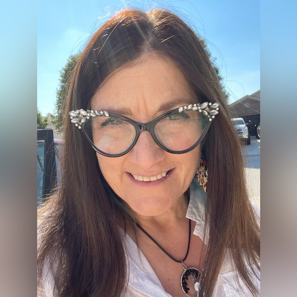 Profile Picture of Lisa Day (@lisabethday) on Poshmark