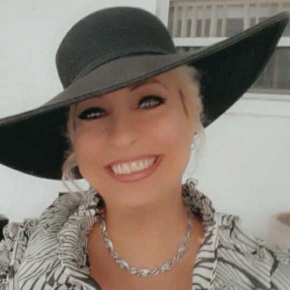 Profile Picture of Cassandra Eckert (@cassandrasbox) on Poshmark