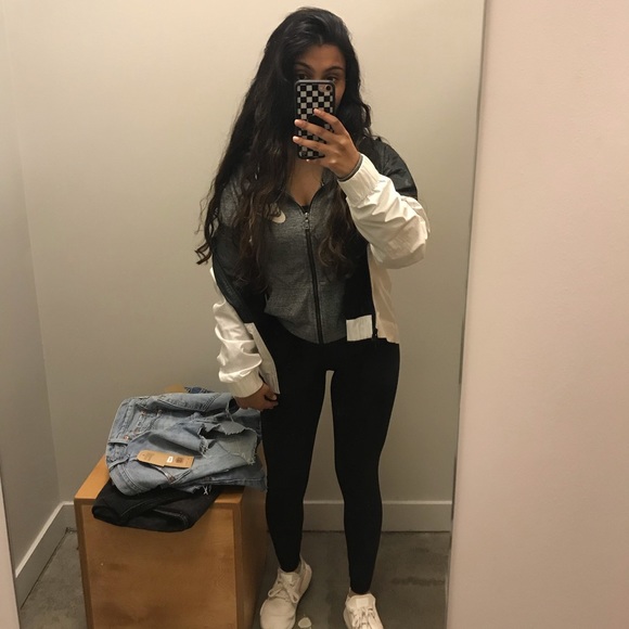 Profile Picture of Siri Gandreddi (@sirigandreddi_) on Poshmark