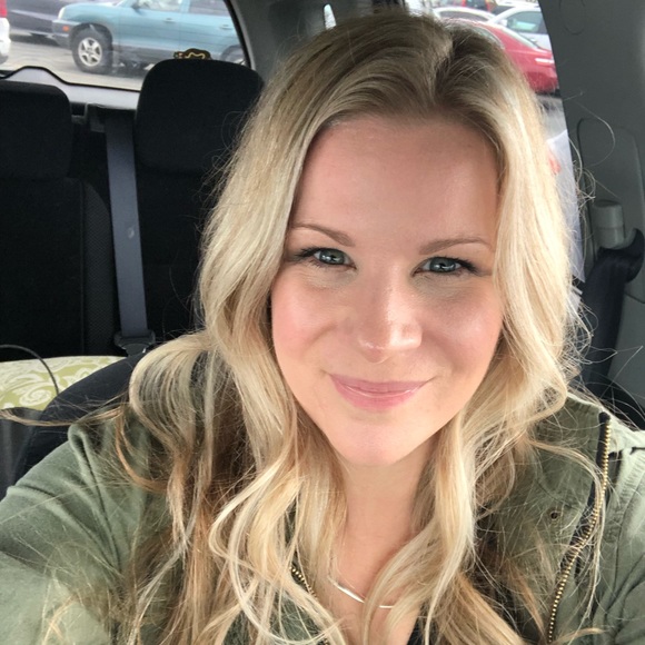 Profile Picture of Danielle Iardella (@diardella) on Poshmark