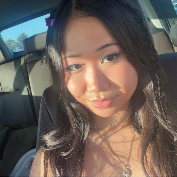 Profile Picture of Alexis Tran (@alexistran604) on Poshmark