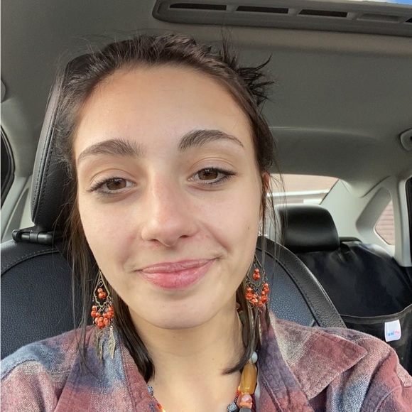 Profile Picture of Lilly Vaughn (@lillyvaughn) on Poshmark