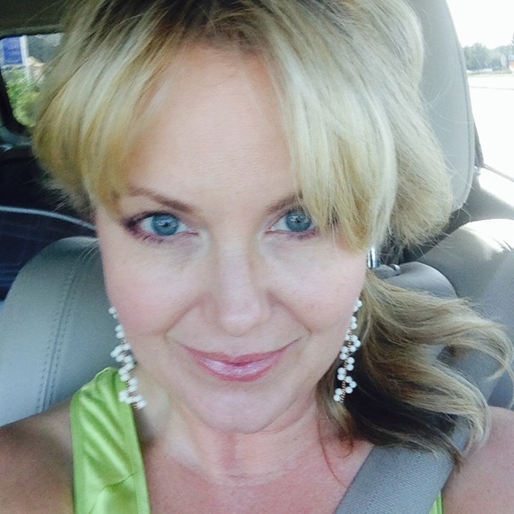 Profile Picture of Aimee Phelps (@aimeephelps) on Poshmark