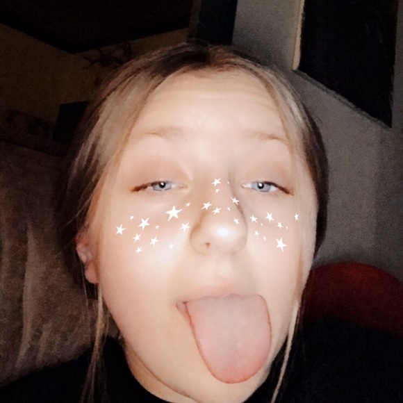 Profile Picture of Zoey Benrud (@zoeybenrud369) on Poshmark