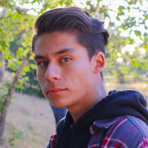 Profile Picture of Andrew Camberos (@andrewcamberos) on Poshmark