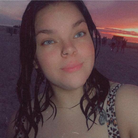 Profile Picture of Chloe Subcliff (@chloesubcliff) on Poshmark