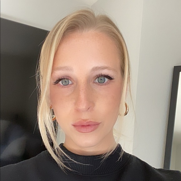 Profile Picture of Carly Moses (@carlynelson17) on Poshmark
