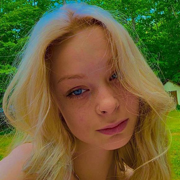 Profile Picture of Olivia Crain (@olivia_crain) on Poshmark