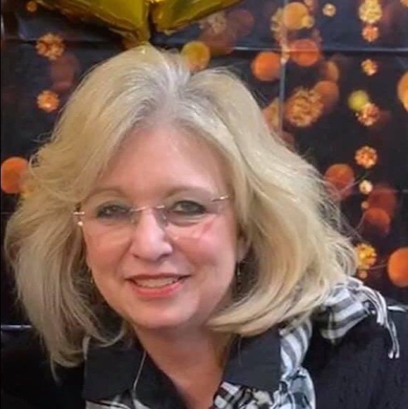 Profile Picture of Renee Gable (@renee_gable) on Poshmark