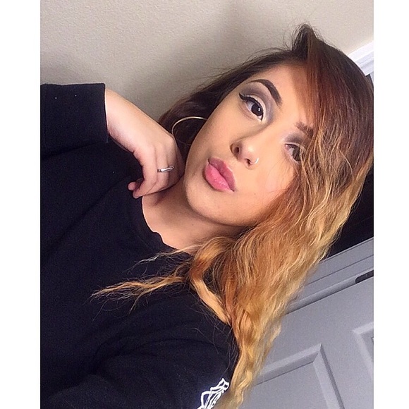 Profile Picture of Alyssa Irving (@alyssar__) on Poshmark