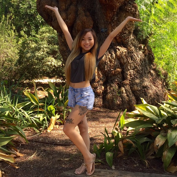 Profile Picture of Vivian Hsieh (@viveeliciouss) on Poshmark