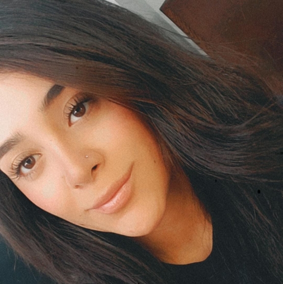 Profile Picture of Melany Cuadrado (@melanycu) on Poshmark