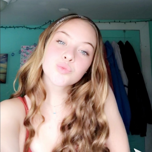Profile Picture of Serena Kilcommons (@serenaelizz) on Poshmark