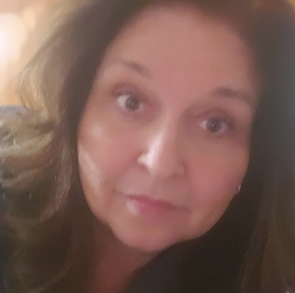 Profile Picture of Carla Popplewell (@carlapopplewell) on Poshmark