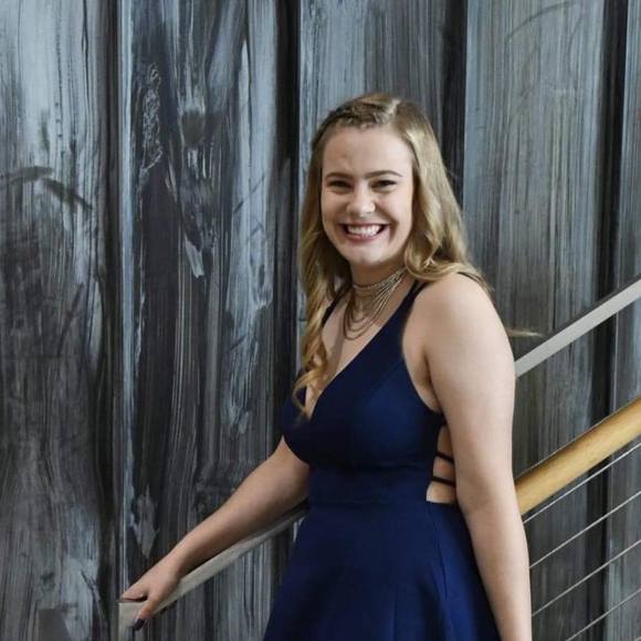 Profile Picture of Zoe Moertl (@zoertl) on Poshmark