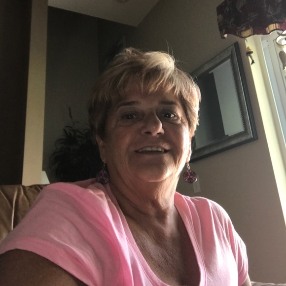 Profile Picture of Bonnie Reuschling (@bonbon2017) on Poshmark