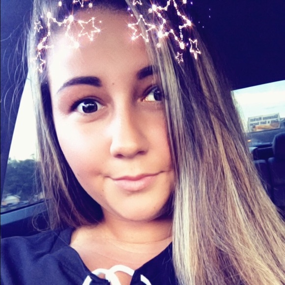 Profile Picture of Samantha Kwaczala (@samiixmarie) on Poshmark