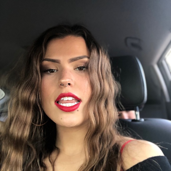 Profile Picture of Ashley Hollenbeck (@ashcashyung) on Poshmark