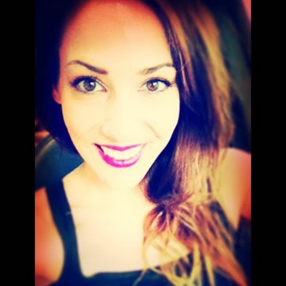 Profile Picture of Jillian Pratt (@closetdejillian) on Poshmark