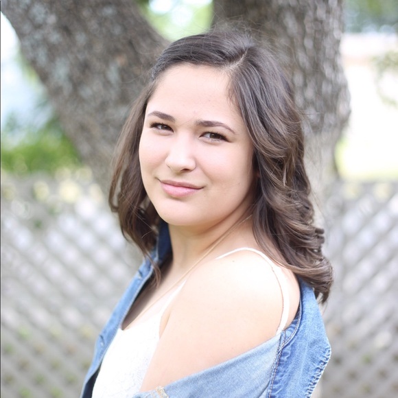 Profile Picture of Jessica Dinscore (@jessdinscore) on Poshmark