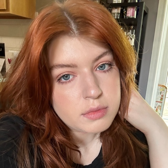 Profile Picture of Julianna Florian (@julesflorian22) on Poshmark