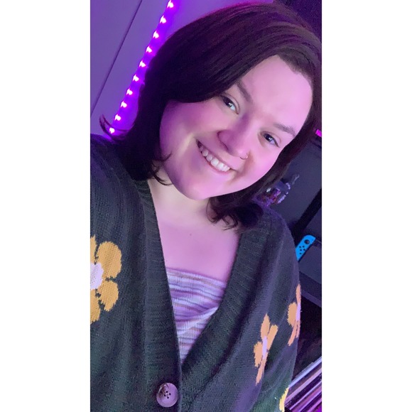 Profile Picture of Carly Andrews (@carly_rae97) on Poshmark