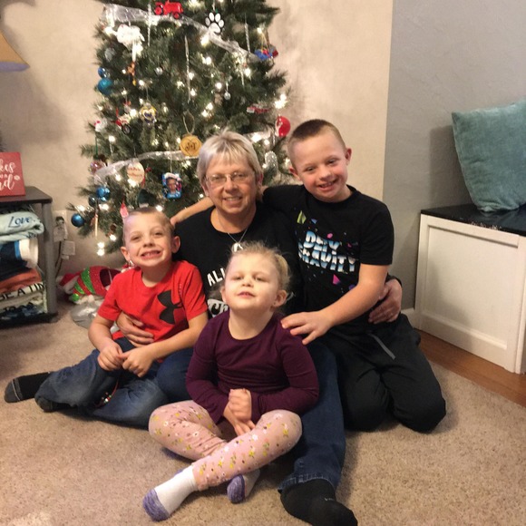 Profile Picture of Linda Yex (@oreosadie012) on Poshmark