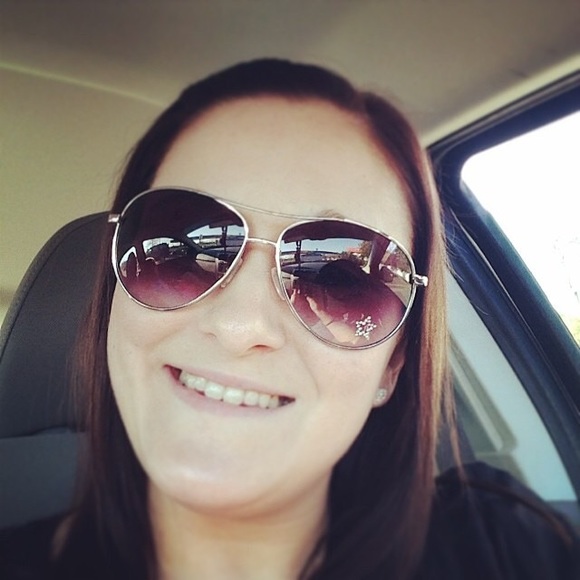 Profile Picture of April Jaworski (@aprylo1) on Poshmark