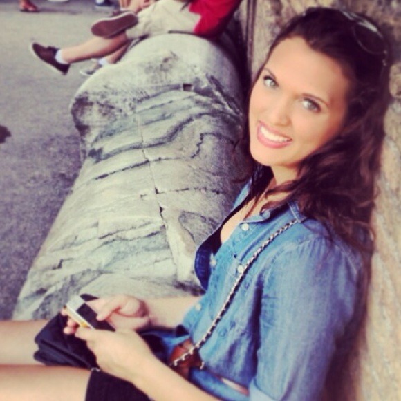 Profile Picture of Shannon Blaess (@shanblaess) on Poshmark