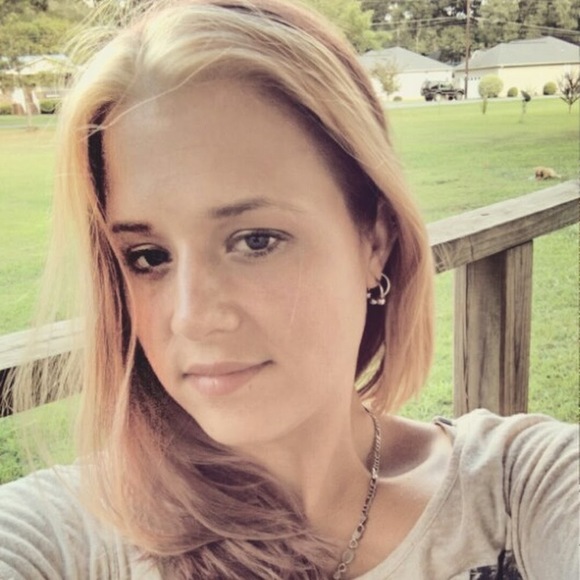 Profile Picture of Amy Burks (@burksamy44) on Poshmark