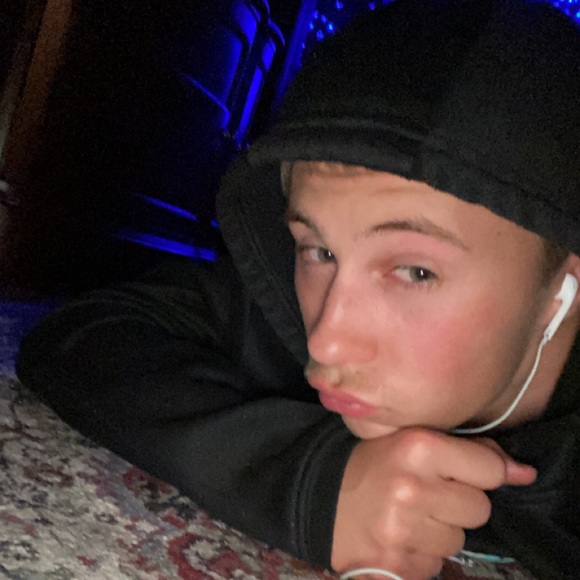 Profile Picture of Brett Birtzer (@birtzerbrett) on Poshmark