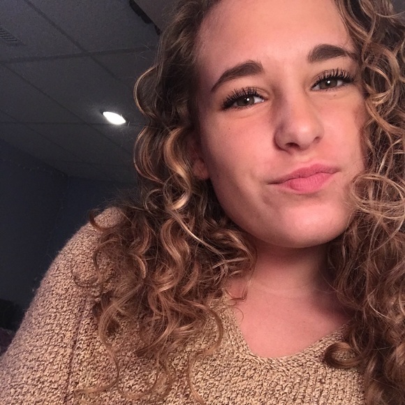 Profile Picture of Autumm Oertel (@autummoertel) on Poshmark