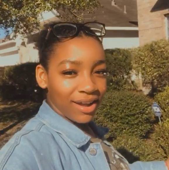 Profile Picture of Mikell Thompson (@_kellyislife) on Poshmark