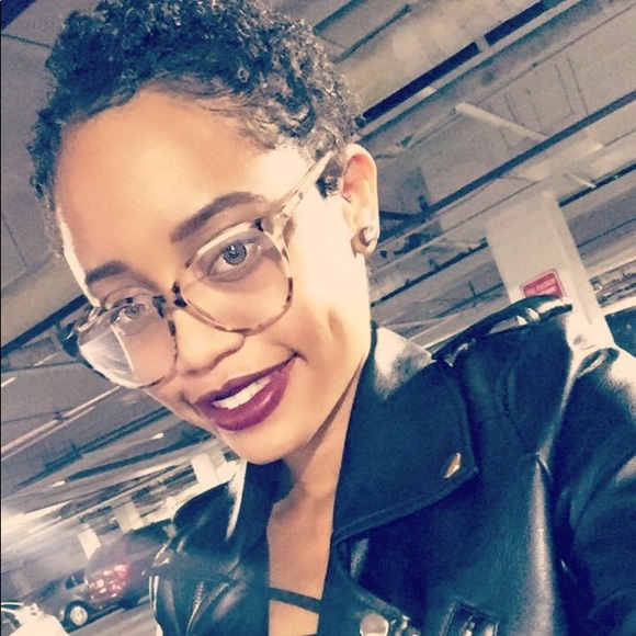 Profile Picture of Simone Oliver (@simoneno) on Poshmark