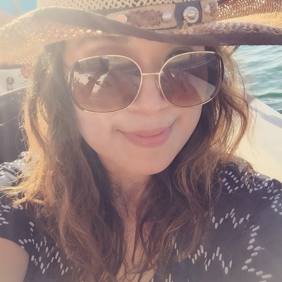 Profile Picture of Jin Chung (@jinzlove) on Poshmark