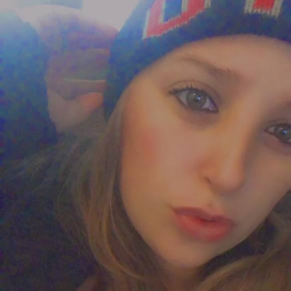 Profile Picture of Ashley Maunz (@ashln90) on Poshmark