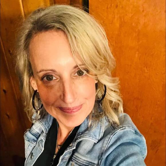 Profile Picture of Julie Feetterer (@bruceitup) on Poshmark