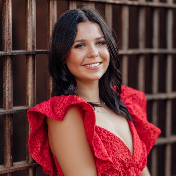 Profile Picture of Kate Dunham (@laurakatedunham) on Poshmark