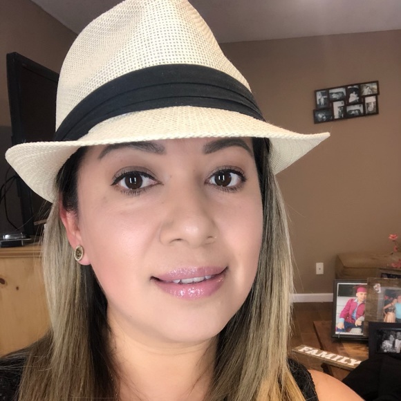 Profile Picture of Mayra Alvarez (@reynamayra47) on Poshmark