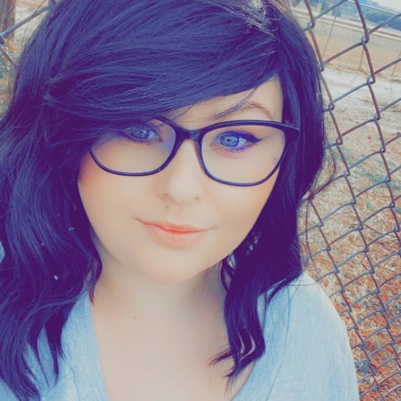 Profile Picture of Jennifer Harbin (@makeupbyjeni22) on Poshmark