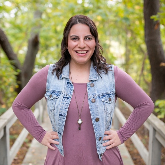 Profile Picture of Julianna Leahey (@julianna_leahey) on Poshmark