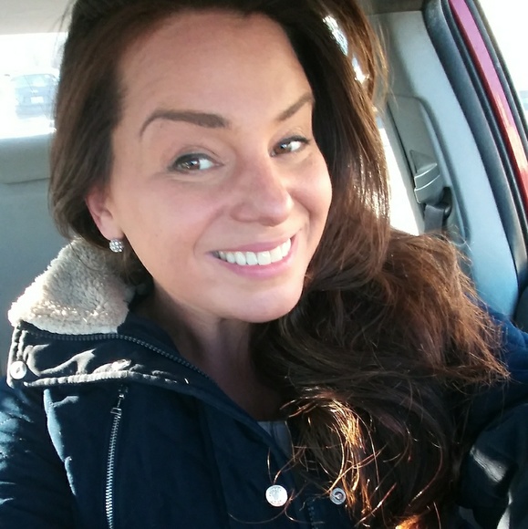 Profile Picture of Ainsley Sharcot (@ainsleyrose2283) on Poshmark