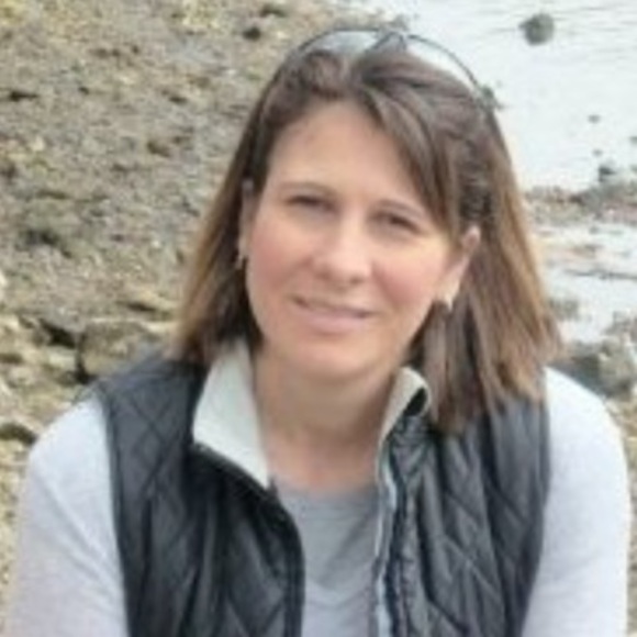 Profile Picture of Elizabeth Schumacher (@ehshughes) on Poshmark