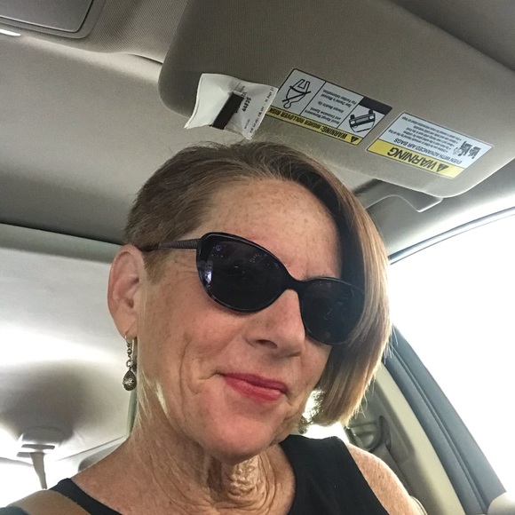 Profile Picture of Thia Makielski (@vintagecool) on Poshmark