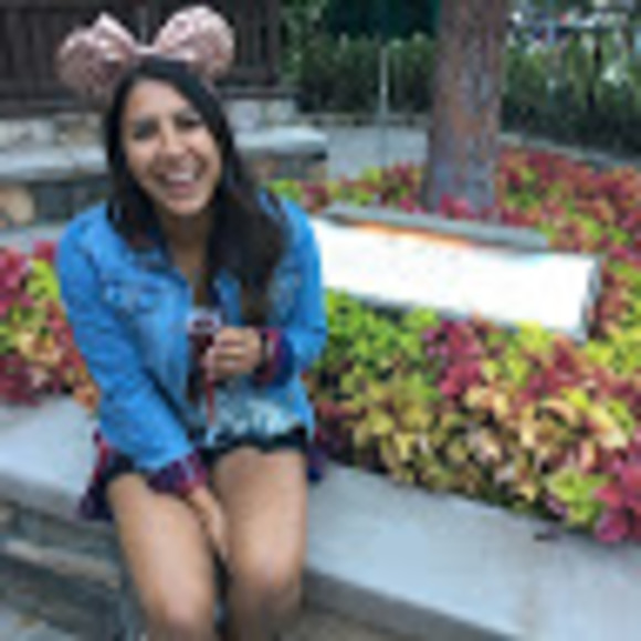 Profile Picture of Lorena Gaona (@lorenargaona) on Poshmark