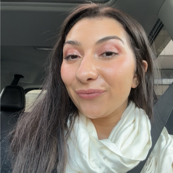 Profile Picture of Mandy Day (@mandyday820) on Poshmark